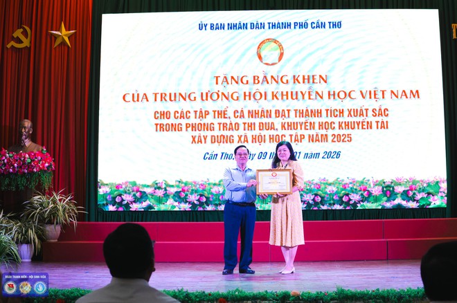 Hội Khuyến học Th&agrave;nh phố Cần Thơ trao 95 suất học bổng khuyến học, khuyến t&agrave;i năm 2026 - Ảnh 4.