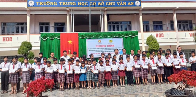 Tiếp tục kiện to&agrave;n c&ocirc;ng t&aacute;c tổ chức Hội khuyến học, trao học bổng cho học sinh kh&oacute; khăn - Ảnh 4.