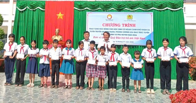 Tiếp tục kiện to&agrave;n c&ocirc;ng t&aacute;c tổ chức Hội khuyến học, trao học bổng cho học sinh kh&oacute; khăn - Ảnh 3.