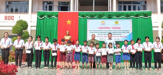 Tiếp tục kiện to&agrave;n c&ocirc;ng t&aacute;c tổ chức Hội khuyến học, trao học bổng cho học sinh kh&oacute; khăn - Ảnh 2.