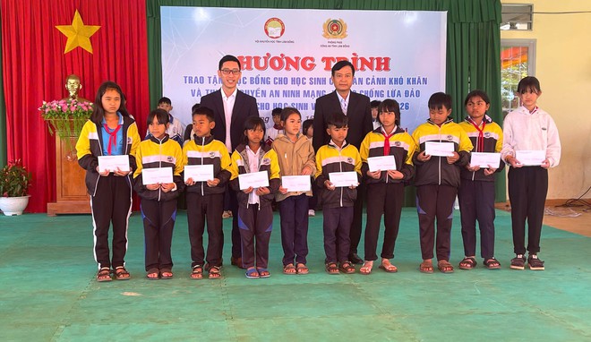 Tiếp tục kiện to&agrave;n c&ocirc;ng t&aacute;c tổ chức Hội khuyến học, trao học bổng cho học sinh kh&oacute; khăn - Ảnh 5.