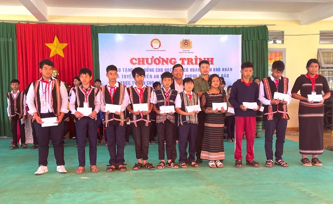 Tiếp tục kiện to&agrave;n c&ocirc;ng t&aacute;c tổ chức Hội khuyến học, trao học bổng cho học sinh kh&oacute; khăn - Ảnh 6.