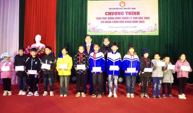 Hội Khuyến học tỉnh Bắc Ninh trao 50 suất học bổng Đinh Thiện L&yacute;, chắp c&aacute;nh ước mơ học sinh ngh&egrave;o - Ảnh 5.