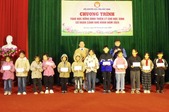 Hội Khuyến học tỉnh Bắc Ninh trao 50 suất học bổng Đinh Thiện L&yacute;, chắp c&aacute;nh ước mơ học sinh ngh&egrave;o - Ảnh 4.