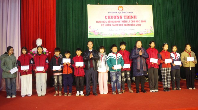 Hội Khuyến học tỉnh Bắc Ninh trao 50 suất học bổng Đinh Thiện L&yacute;, chắp c&aacute;nh ước mơ học sinh ngh&egrave;o - Ảnh 3.