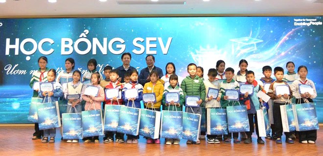 Hội Khuyến học Bắc Ninh cùng nhà đồng hành trao hơn 300 suất học bổng, nâng bước học trò nghèo - Ảnh 2.