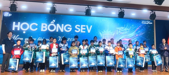 Hội Khuyến học Bắc Ninh cùng nhà đồng hành trao hơn 300 suất học bổng, nâng bước học trò nghèo - Ảnh 3.