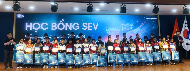 Hội Khuyến học Bắc Ninh cùng nhà đồng hành trao hơn 300 suất học bổng, nâng bước học trò nghèo - Ảnh 4.