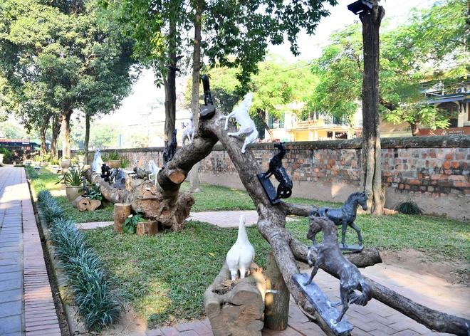 "Ngựa về phố" được trưng b&agrave;y tại Văn Miếu - Quốc Tử Gi&aacute;m - Ảnh 3.