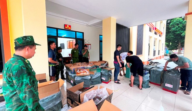Bắt giữ đối tượng cùng 21.000 bao thuốc lá lậu chở trên xe tải - Ảnh 3.