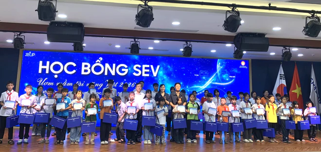 Hội Khuyến học th&agrave;nh phố Bắc Ninh phối hợp trao 300 suất học bổng SEV - Ươm mầm t&agrave;i năng Việt - Ảnh 2.