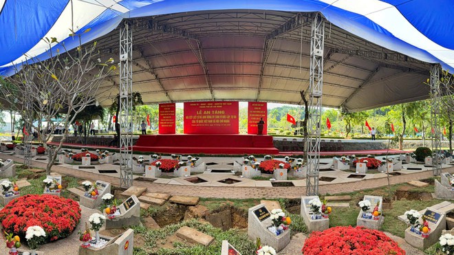 Trang nghi&ecirc;m lễ viếng, truy điệu v&agrave; an t&aacute;ng 731 h&agrave;i cốt liệt sĩ được t&igrave;m kiếm, quy tập tại C&ocirc;ng vi&ecirc;n L&ecirc; Thị Ri&ecirc;ng - Ảnh 11.