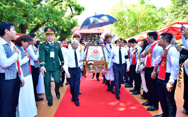 Trang nghi&ecirc;m lễ viếng, truy điệu v&agrave; an t&aacute;ng 731 h&agrave;i cốt liệt sĩ được t&igrave;m kiếm, quy tập tại C&ocirc;ng vi&ecirc;n L&ecirc; Thị Ri&ecirc;ng - Ảnh 4.