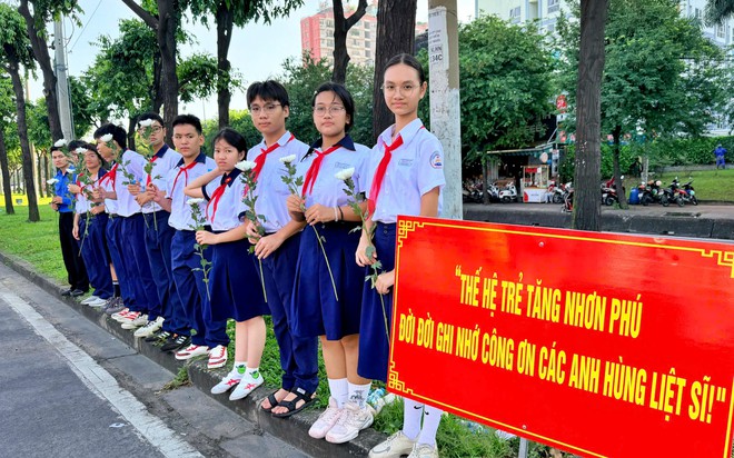 Trang nghi&ecirc;m lễ viếng, truy điệu v&agrave; an t&aacute;ng 731 h&agrave;i cốt liệt sĩ được t&igrave;m kiếm, quy tập tại C&ocirc;ng vi&ecirc;n L&ecirc; Thị Ri&ecirc;ng - Ảnh 8.