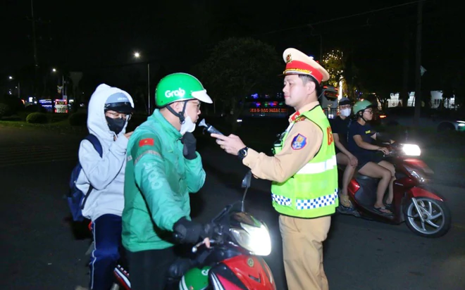 Cảnh s&aacute;t giao th&ocirc;ng Đồng Nai kiểm tra 17.062 phương tiện, xử l&yacute; vi phạm với số tiền 26,12 tỷ đồng - Ảnh 3.