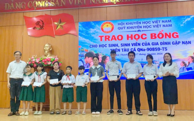 Hội Khuyến học Việt Nam trao 120 triệu đồng học bổng cho học sinh, sinh vi&ecirc;n c&oacute; gia đ&igrave;nh gặp nạn tr&ecirc;n biển - Ảnh 2.
