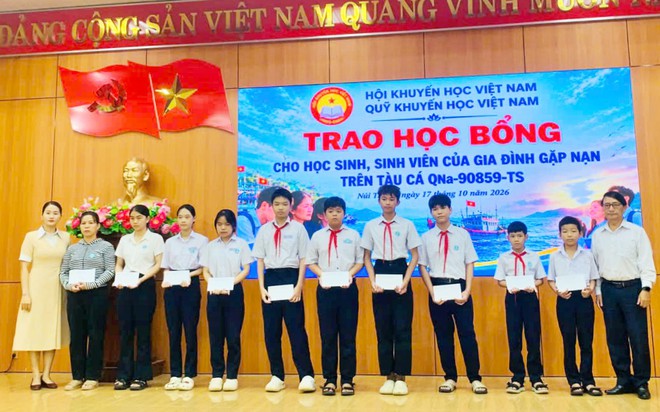Hội Khuyến học Việt Nam trao 120 triệu đồng học bổng cho học sinh, sinh vi&ecirc;n c&oacute; gia đ&igrave;nh gặp nạn tr&ecirc;n biển - Ảnh 4.