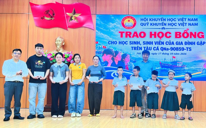 Hội Khuyến học Việt Nam trao 120 triệu đồng học bổng cho học sinh, sinh vi&ecirc;n c&oacute; gia đ&igrave;nh gặp nạn tr&ecirc;n biển - Ảnh 3.