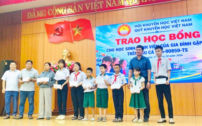 Hội Khuyến học Việt Nam trao 120 triệu đồng học bổng cho học sinh, sinh vi&ecirc;n c&oacute; gia đ&igrave;nh gặp nạn tr&ecirc;n biển - Ảnh 5.