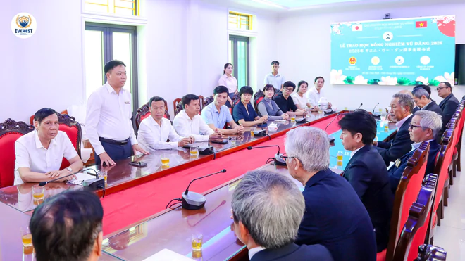 Trao học bổng Nghi&ecirc;m Vũ Đằng nối d&agrave;i truyền thống hiếu học - Ảnh 3.