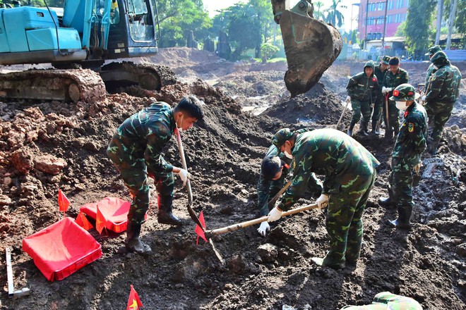 Sau hơn 3 th&aacute;ng, t&igrave;m thấy 701 bộ h&agrave;i cốt liệt sĩ tại c&ocirc;ng vi&ecirc;n L&ecirc; Thị Ri&ecirc;ng - Ảnh 3.