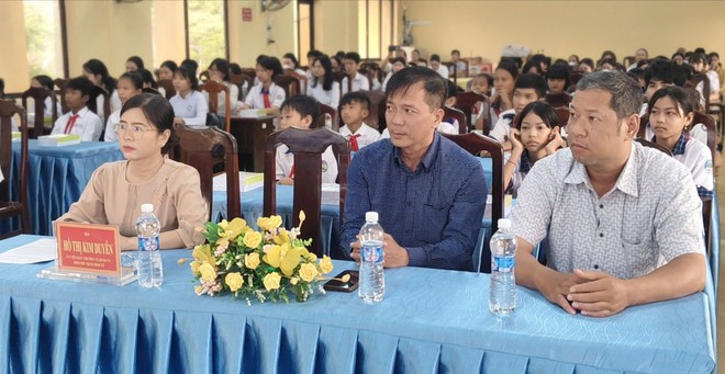 Hội Khuyến học x&atilde; Tri T&ocirc;n (An Giang) phối hợp trao 57 suất học bổng "Tiếp bước đến trường"  - Ảnh 3.