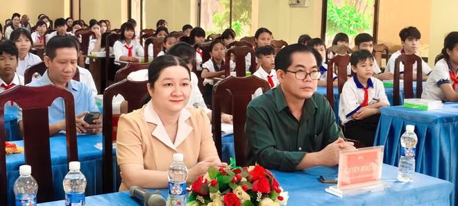 Hội Khuyến học x&atilde; Tri T&ocirc;n (An Giang) phối hợp trao 57 suất học bổng "Tiếp bước đến trường"  - Ảnh 2.