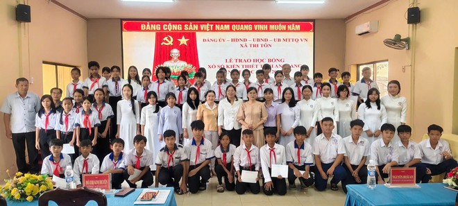 Hội Khuyến học x&atilde; Tri T&ocirc;n (An Giang) phối hợp trao 57 suất học bổng "Tiếp bước đến trường"  - Ảnh 6.