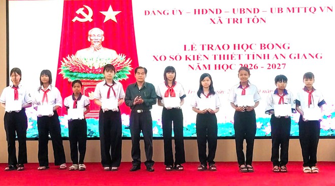 Hội Khuyến học x&atilde; Tri T&ocirc;n (An Giang) phối hợp trao 57 suất học bổng "Tiếp bước đến trường"  - Ảnh 5.
