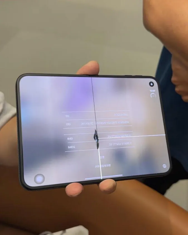 iPhone Duo gần 2.000 USD nứt m&agrave;n h&igrave;nh sau chưa đầy 20 lần gập mở - Ảnh 2.