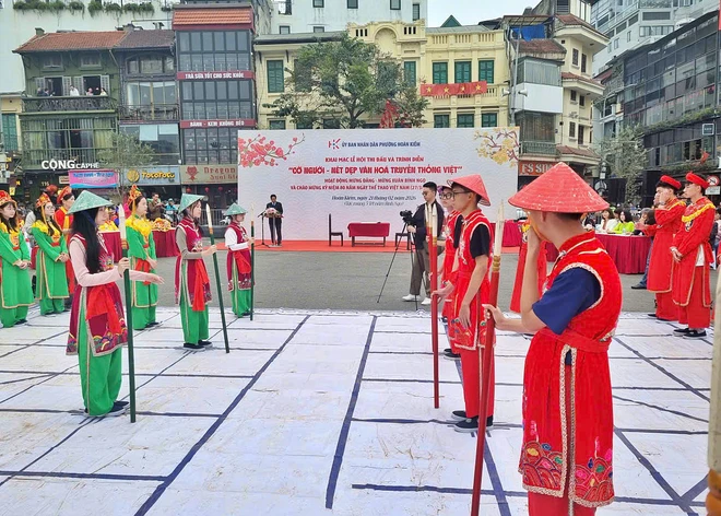 Thi đấu và trình diễn "Cờ người - Nét đẹp văn hóa truyền thống Việt" bên hồ Gươm - Ảnh 3.