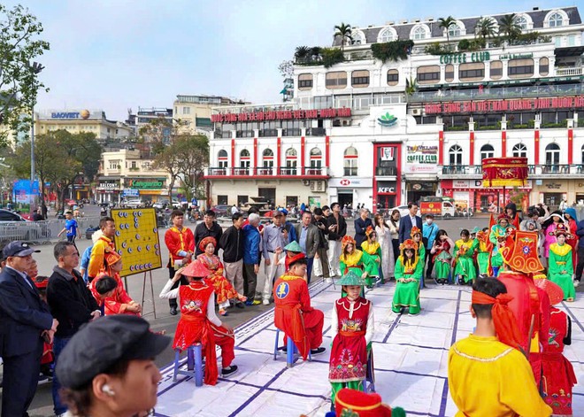 Thi đấu và trình diễn "Cờ người - Nét đẹp văn hóa truyền thống Việt" bên hồ Gươm - Ảnh 2.