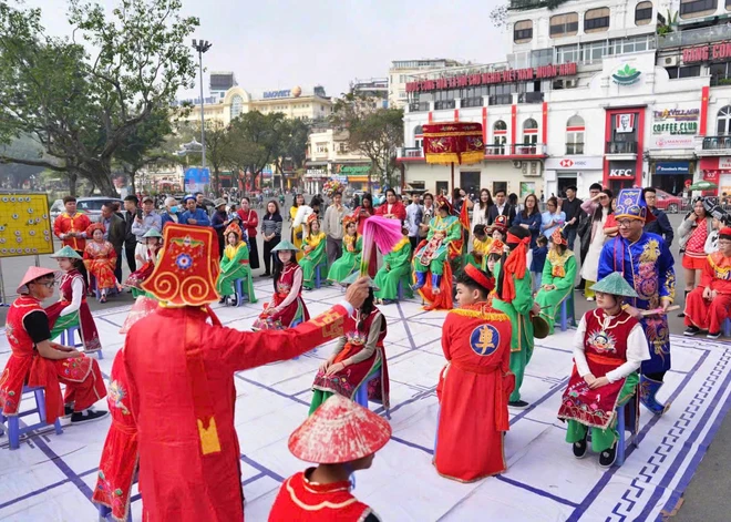 Thi đấu và trình diễn "Cờ người - Nét đẹp văn hóa truyền thống Việt" bên hồ Gươm - Ảnh 7.