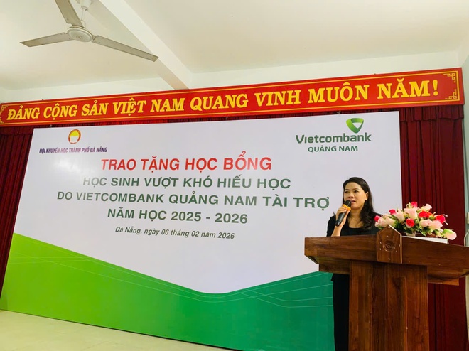 Hội Khuyến học Đ&agrave; Nẵng phối hợp với Ng&acirc;n h&agrave;ng Vietcombank - Chi nh&aacute;nh Quảng Nam trao học bổng cho học sinh vượt kh&oacute; - Ảnh 4.