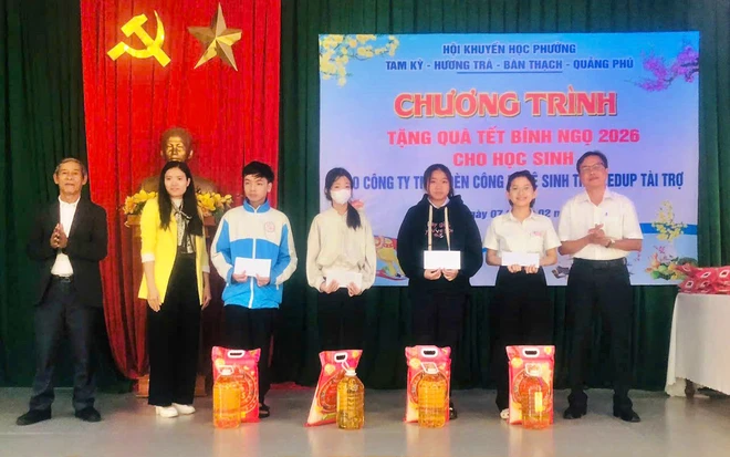 Chương tr&igrave;nh học bổng Ledup Ecotech trao qu&agrave; Tết cho học sinh kh&oacute; khăn - Ảnh 2.