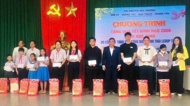 Chương tr&igrave;nh học bổng Ledup Ecotech trao qu&agrave; Tết cho học sinh kh&oacute; khăn - Ảnh 4.