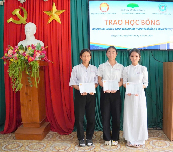 Trao học bổng Cathay United Bank tiếp sức học sinh ngh&egrave;o vượt kh&oacute; tại Đ&agrave; Nẵng - Ảnh 10.