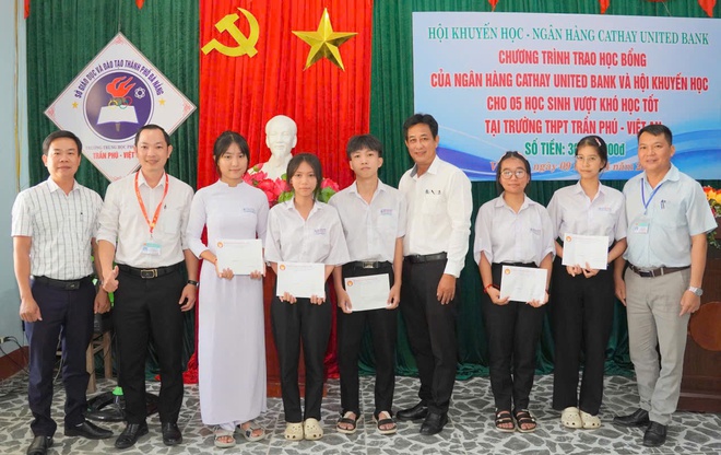 Trao học bổng Cathay United Bank tiếp sức học sinh ngh&egrave;o vượt kh&oacute; tại Đ&agrave; Nẵng - Ảnh 7.