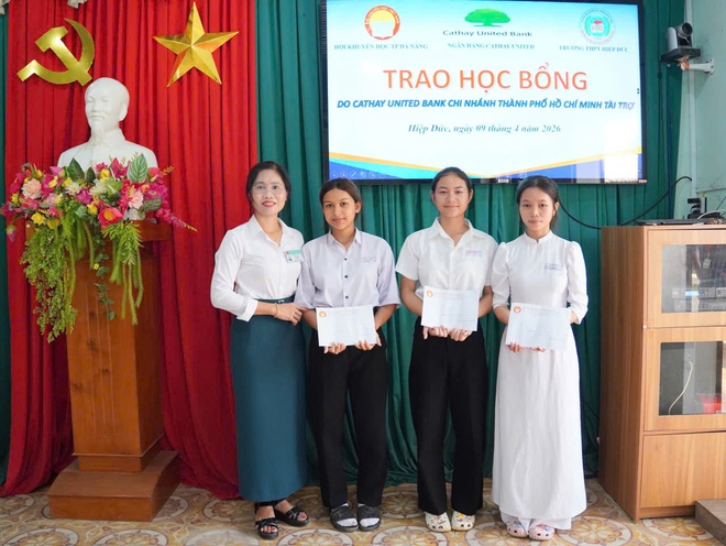 Trao học bổng Cathay United Bank tiếp sức học sinh ngh&egrave;o vượt kh&oacute; tại Đ&agrave; Nẵng - Ảnh 3.