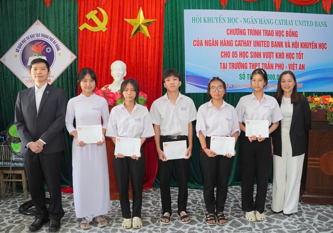 Trao học bổng Cathay United Bank tiếp sức học sinh ngh&egrave;o vượt kh&oacute; tại Đ&agrave; Nẵng - Ảnh 9.