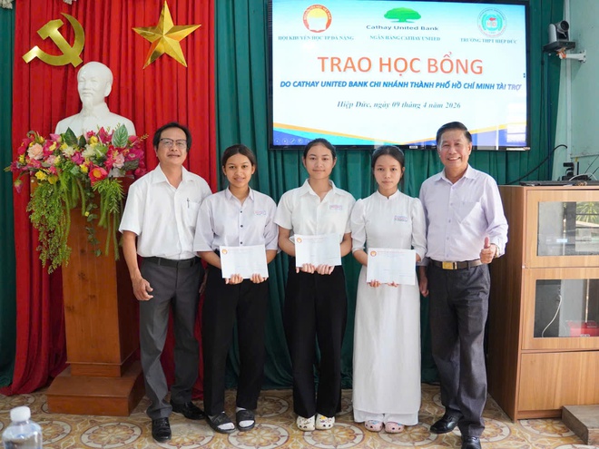 Trao học bổng Cathay United Bank tiếp sức học sinh ngh&egrave;o vượt kh&oacute; tại Đ&agrave; Nẵng - Ảnh 5.