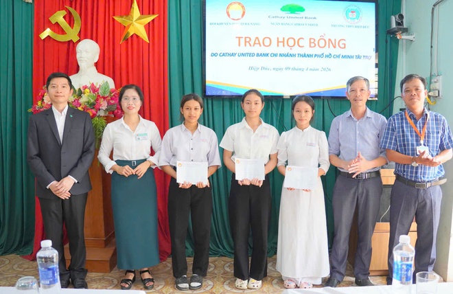 Trao học bổng Cathay United Bank tiếp sức học sinh ngh&egrave;o vượt kh&oacute; tại Đ&agrave; Nẵng - Ảnh 4.