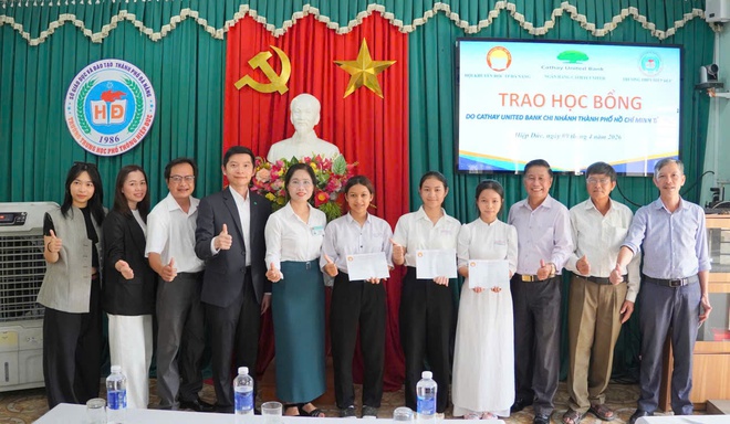 Trao học bổng Cathay United Bank tiếp sức học sinh ngh&egrave;o vượt kh&oacute; tại Đ&agrave; Nẵng - Ảnh 6.