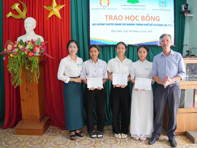 Trao học bổng Cathay United Bank tiếp sức học sinh ngh&egrave;o vượt kh&oacute; tại Đ&agrave; Nẵng - Ảnh 8.