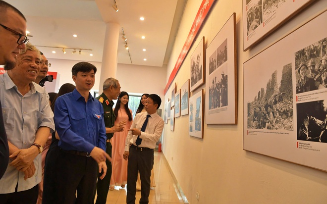 Triển l&atilde;m ảnh &ldquo;51 năm - Bản h&ugrave;ng ca thống nhất&rdquo; - Ảnh 9.