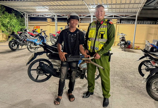 C&ocirc;ng d&acirc;n mang p&ocirc; độ chế l&ecirc;n C&ocirc;ng an phường đổi lấy gạo - Ảnh 2.