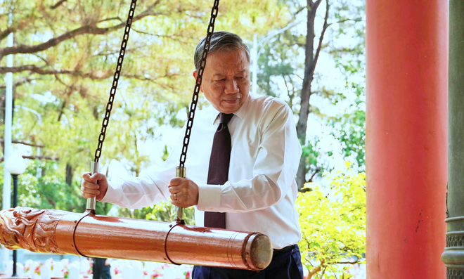 Tổng B&iacute; thư, Chủ tịch nước T&ocirc; L&acirc;m dự Lễ Thượng cờ "Thống nhất non s&ocirc;ng" tại Quảng Trị - Ảnh 4.