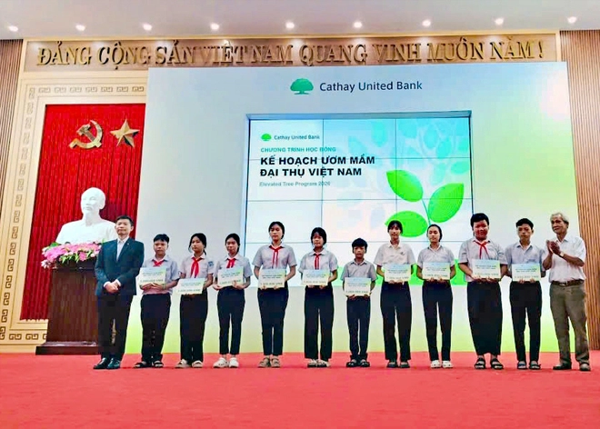 Trao học bổng Cathay United Bank tiếp sức học sinh ngh&egrave;o vượt kh&oacute;, năm học 2025-2026 - Ảnh 2.