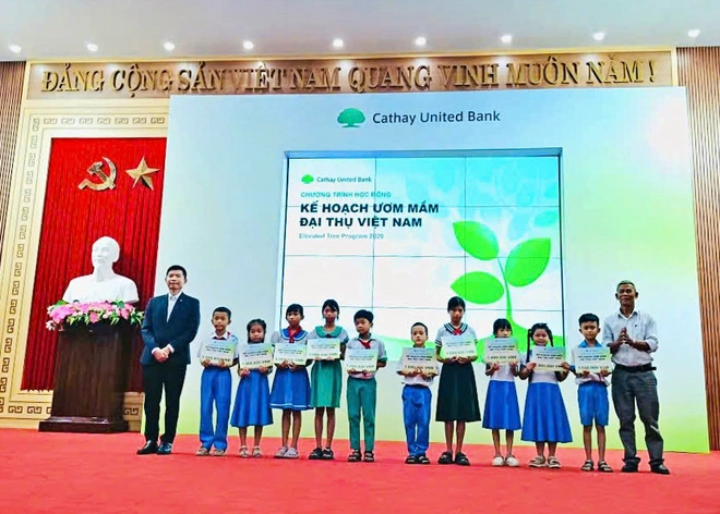 Trao học bổng Cathay United Bank tiếp sức học sinh ngh&egrave;o vượt kh&oacute;, năm học 2025-2026 - Ảnh 3.
