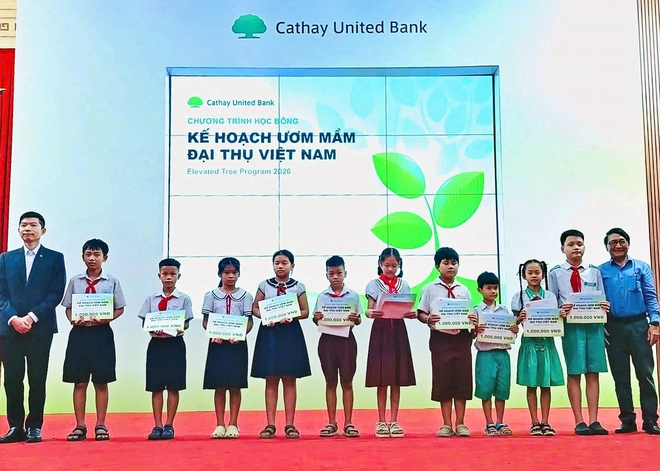 Trao học bổng Cathay United Bank tiếp sức học sinh ngh&egrave;o vượt kh&oacute;, năm học 2025-2026 - Ảnh 4.